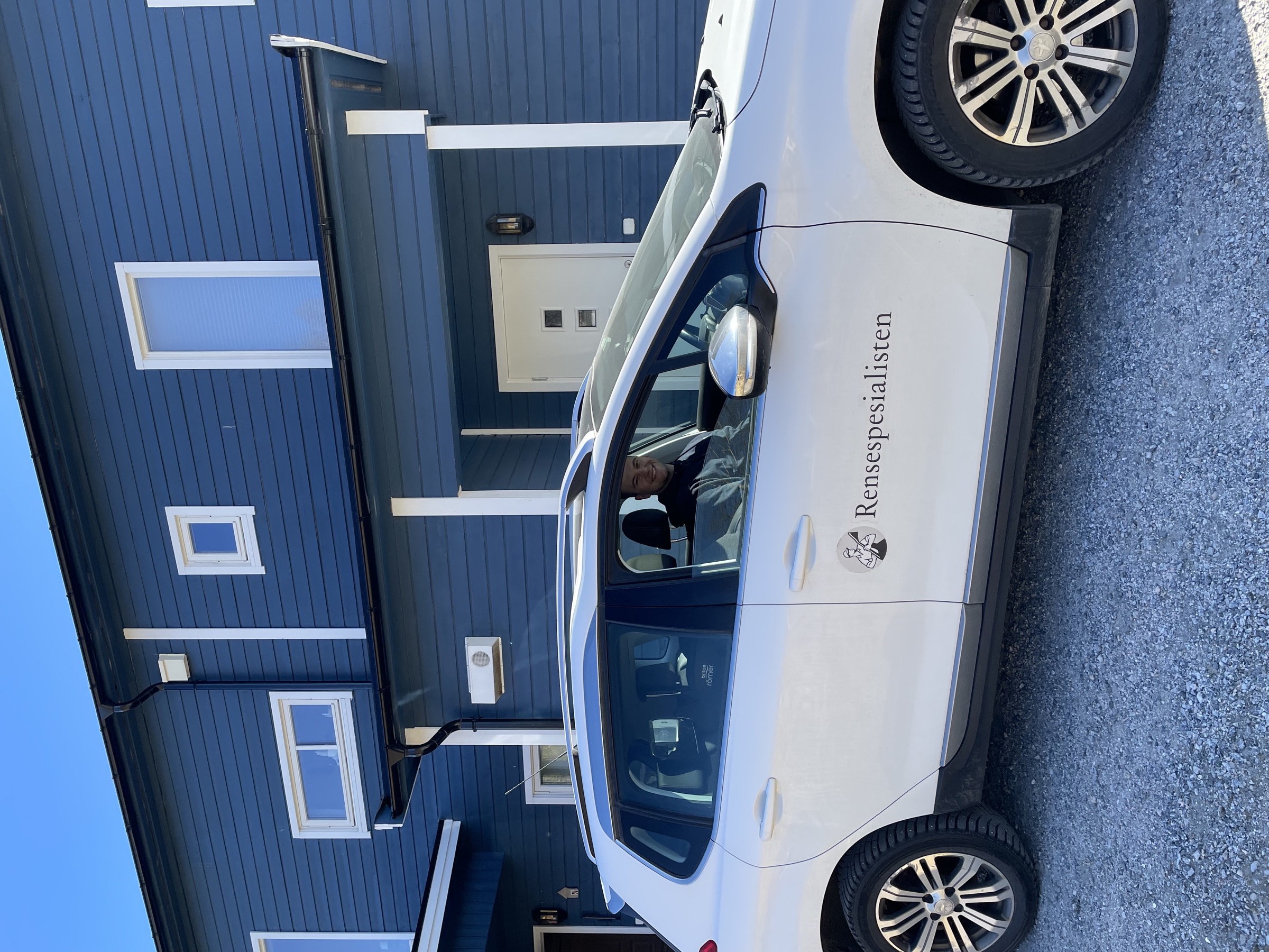 Rensespesialisten-bilen parkert foran kundens hus i Namdalen — vi kommer hjem til deg